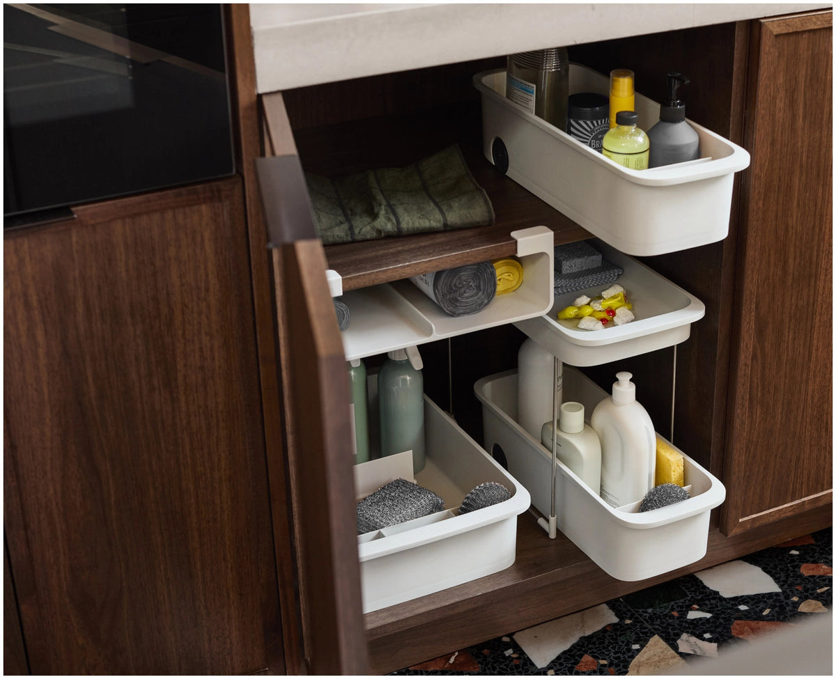 CupboardStore Putzschrank ausziehbar aus recycl. Kunststoff in Grau präsentiert im Onlineshop von KAQTU Design AG. Küchenhelfer ist von Joseph Joseph