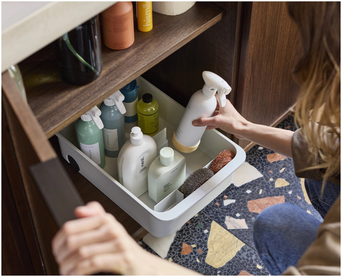 CupboardStore Putzschrank ausziehbar aus recycl. Kunststoff in Grau präsentiert im Onlineshop von KAQTU Design AG. Küchenhelfer ist von Joseph Joseph
