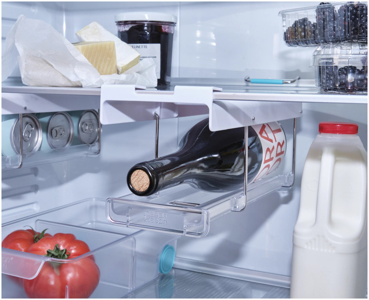 FridgeStore Kühlschrank-Unterregal Flaschenhalter in Grau präsentiert im Onlineshop von KAQTU Design AG. Küchenhelfer ist von Joseph Joseph