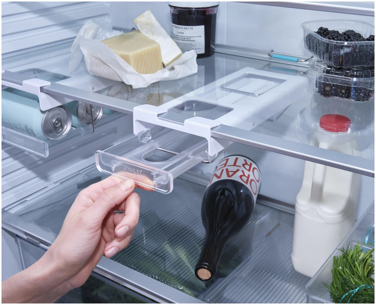 FridgeStore Kühlschrank-Unterregal Flaschenhalter in Grau präsentiert im Onlineshop von KAQTU Design AG. Küchenhelfer ist von Joseph Joseph