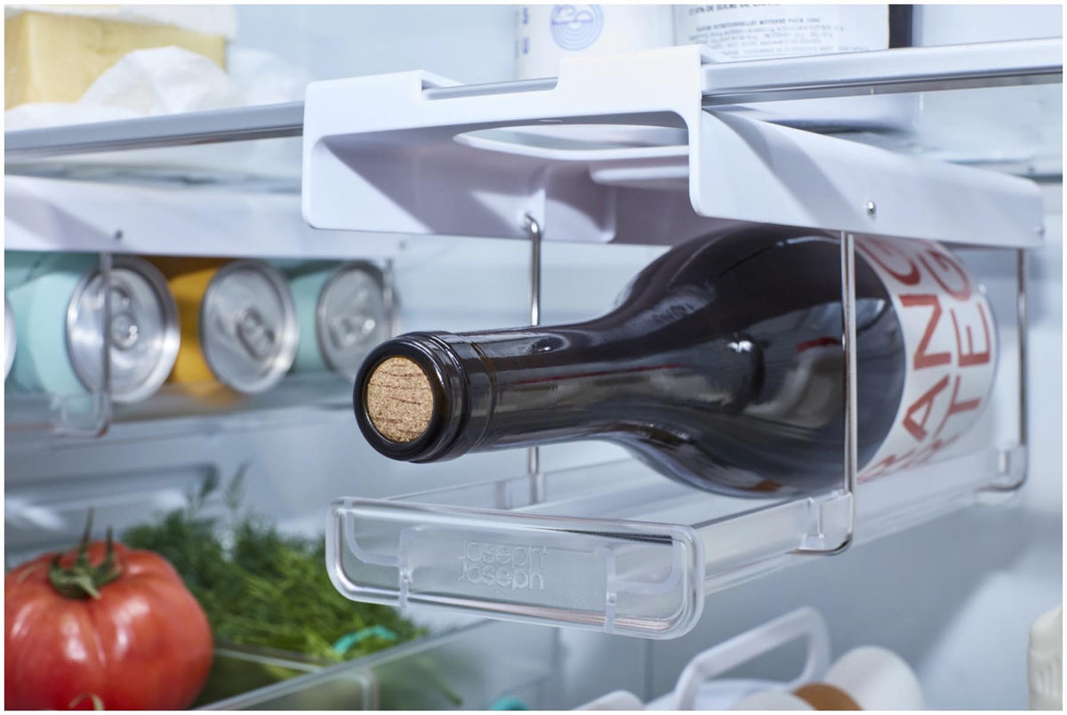 FridgeStore Kühlschrank-Unterregal Flaschenhalter in Grau präsentiert im Onlineshop von KAQTU Design AG. Küchenhelfer ist von Joseph Joseph