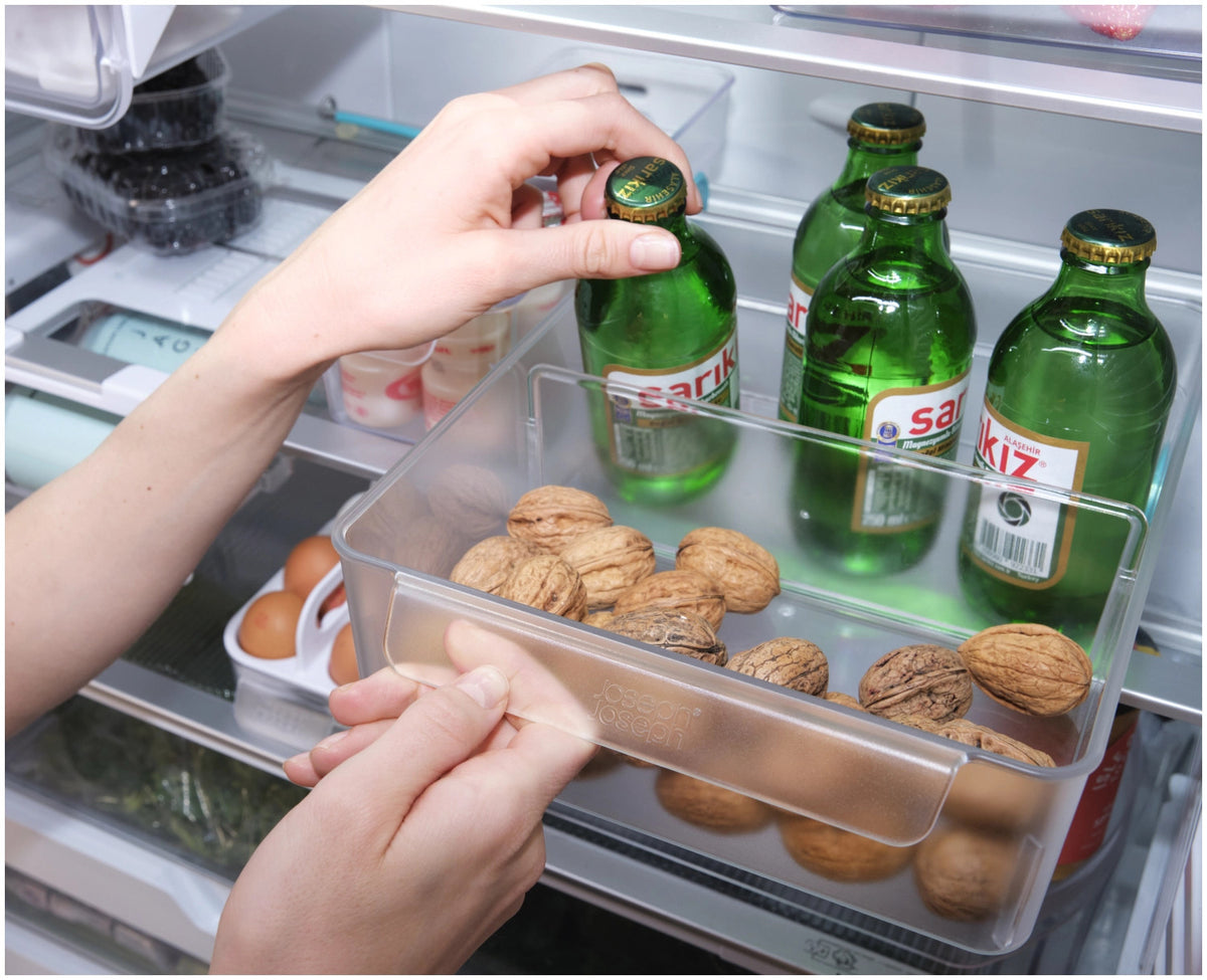 FridgeStore Kühlschrank-Aufbewahrungsbehälter extra gross in Transparent präsentiert im Onlineshop von KAQTU Design AG. Aufbewahrungsbehälter ist von Joseph Joseph