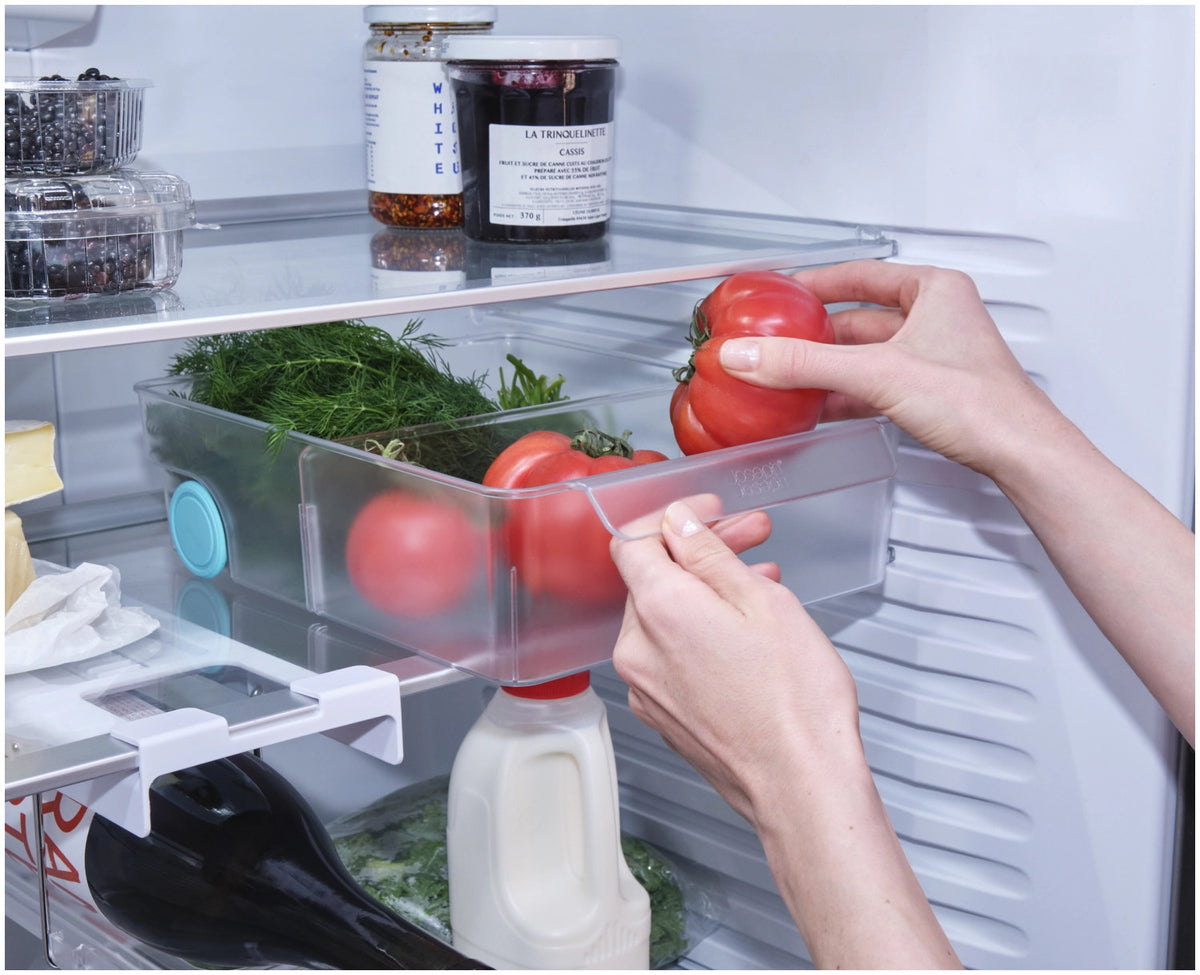 FridgeStore Kühlschrank-Aufbewahrungsbehälter extra gross in Transparent präsentiert im Onlineshop von KAQTU Design AG. Aufbewahrungsbehälter ist von Joseph Joseph