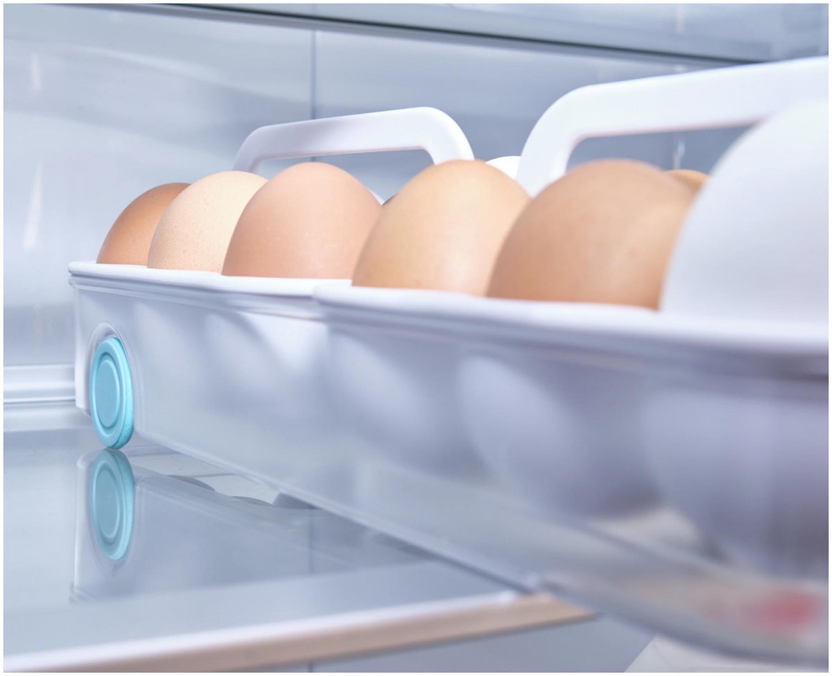 FridgeStore Kühlschrank Eierhalter Regal in Weiss präsentiert im Onlineshop von KAQTU Design AG. Küchenhelfer ist von Joseph Joseph