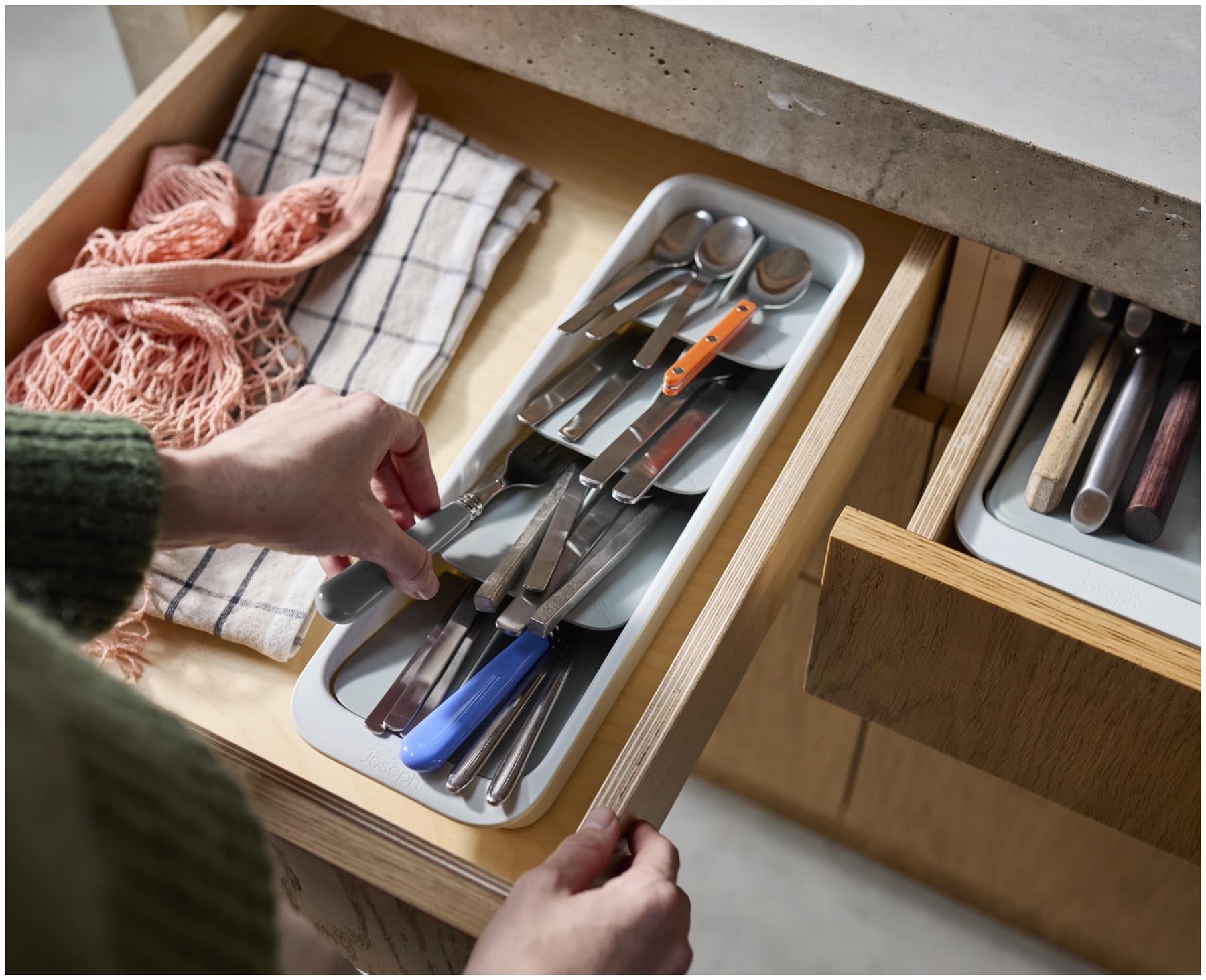 Praktischer Besteckkasten von Joseph Joseph, gefertigt aus recyceltem Kunststoff in stilvollem Grau, perfekt für platzsparende Aufbewahrung.