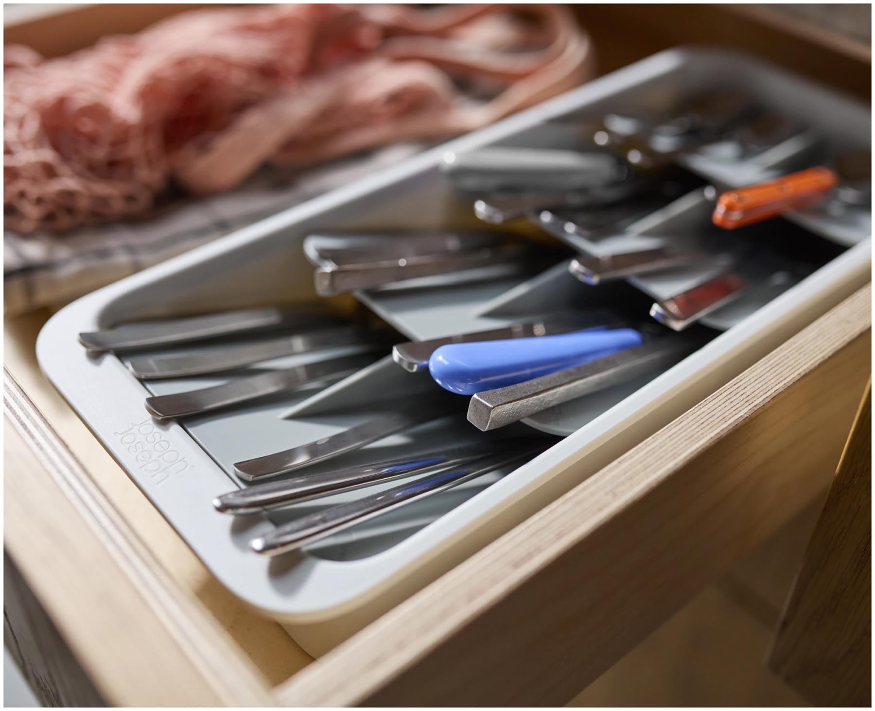 Praktischer und umweltfreundlicher Besteckkasten von Joseph Joseph aus recyceltem Kunststoff in elegantem Grau, ideal für die organisierte Küchenschublade.