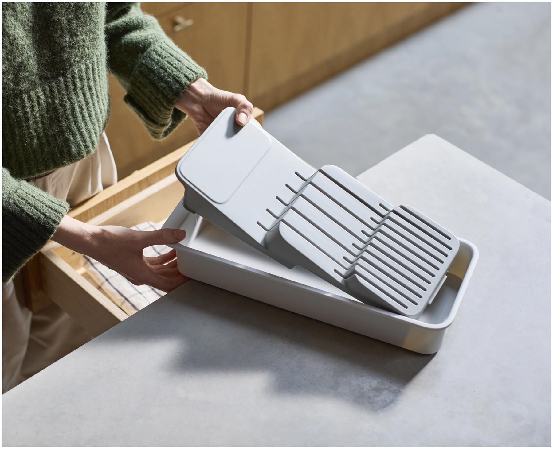 Kompakter Messerblock von Joseph Joseph in elegantem Grau, gefertigt aus recyceltem Kunststoff für eine umweltfreundliche Küchenlösung.