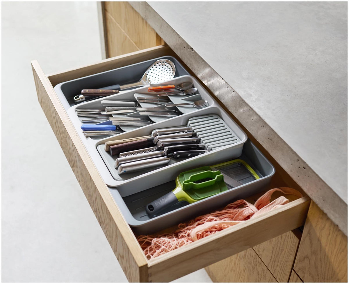 DrawerStore Besteckkasten erweiterbar aus recycl. Kunststoff in Grau präsentiert im Onlineshop von KAQTU Design AG. Besteckboxen ist von Joseph Joseph