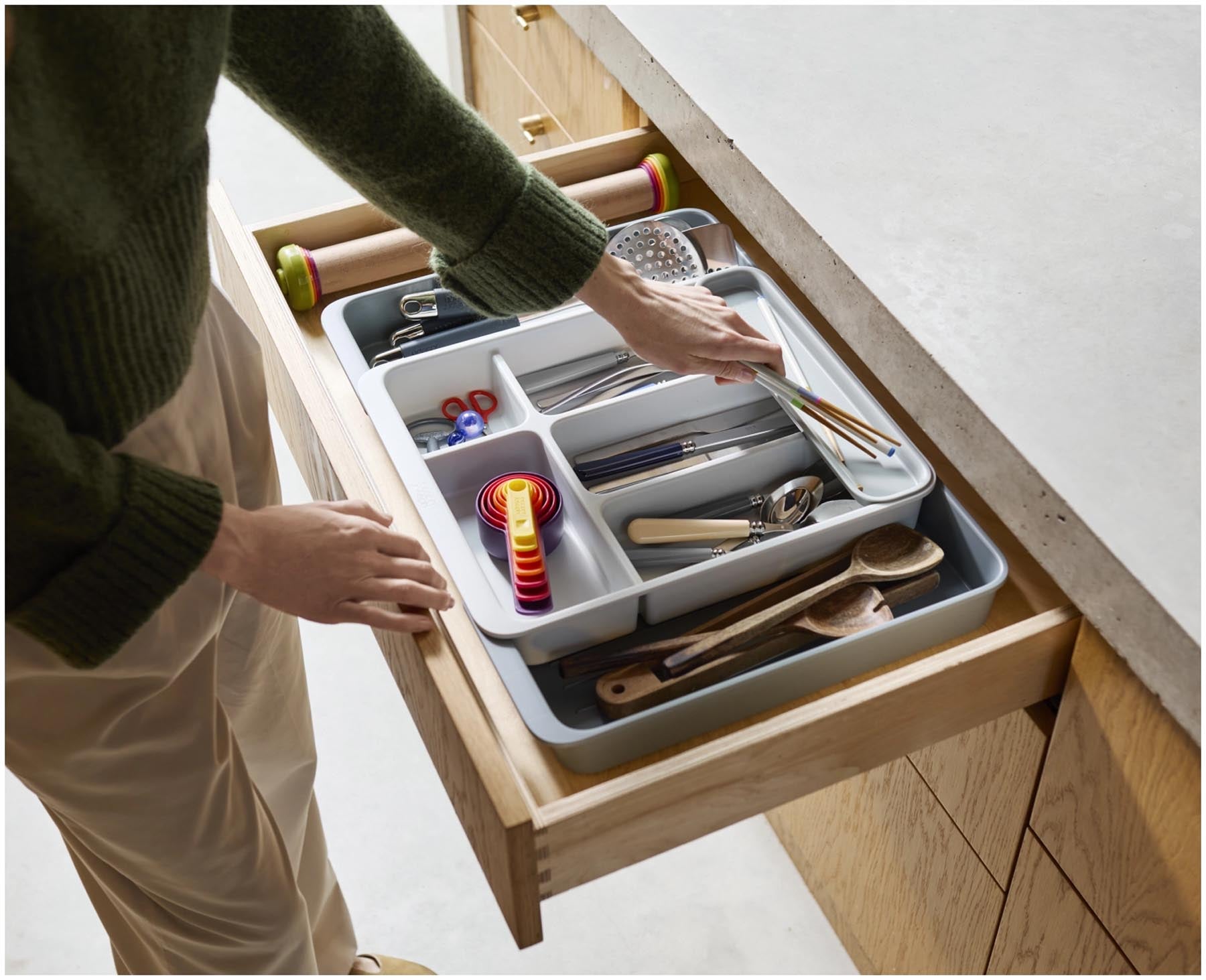 Stylischer und flexibler Besteckkasten von Joseph Joseph, aus umweltfreundlichem Recyclingkunststoff, ideal für maßgeschneiderte Aufbewahrungslösungen.