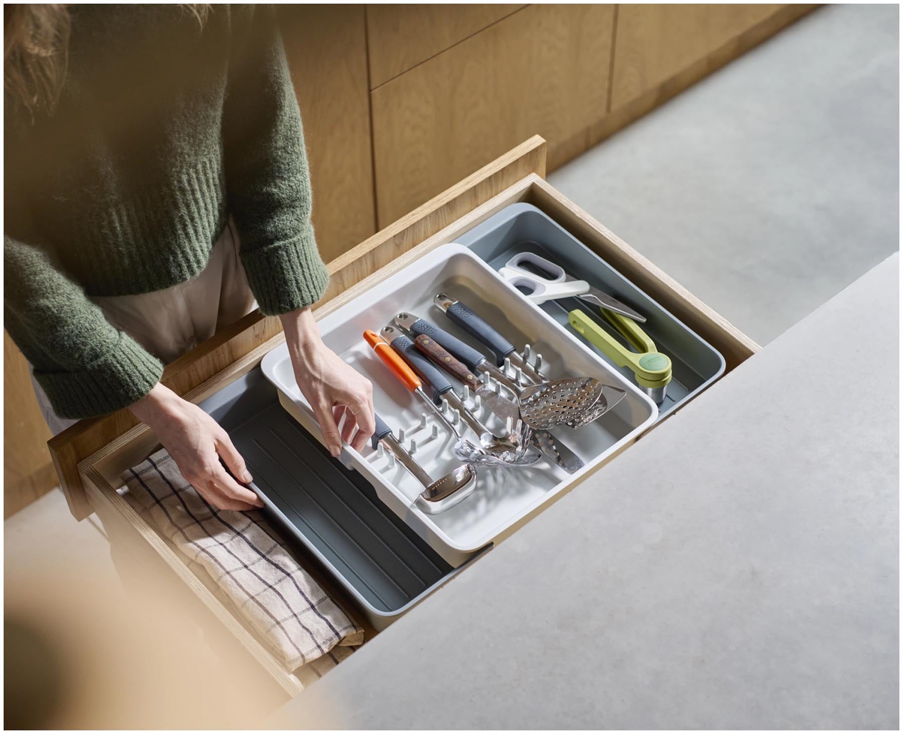 Praktischer Besteckkasten von Joseph Joseph aus umweltfreundlichem, recyceltem Kunststoff in elegantem Grau, perfekt für die organisierte Aufbewahrung von Besteck.