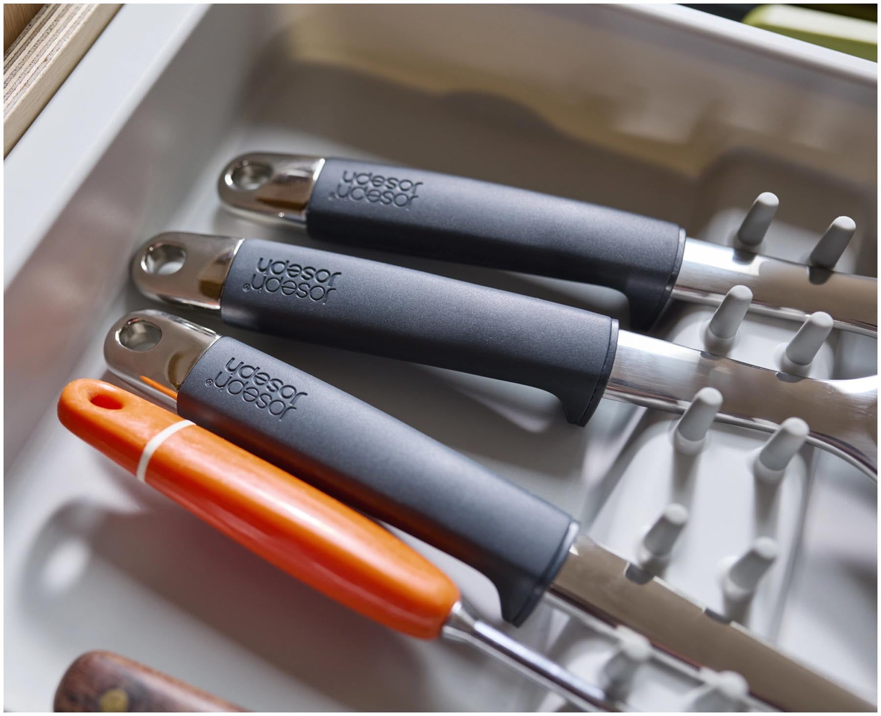 Praktischer Besteckkasten von Joseph Joseph aus umweltfreundlichem, recyceltem Kunststoff in elegantem Grau, perfekt für die ordentliche Organisation von Besteck und Küchenhelfern.