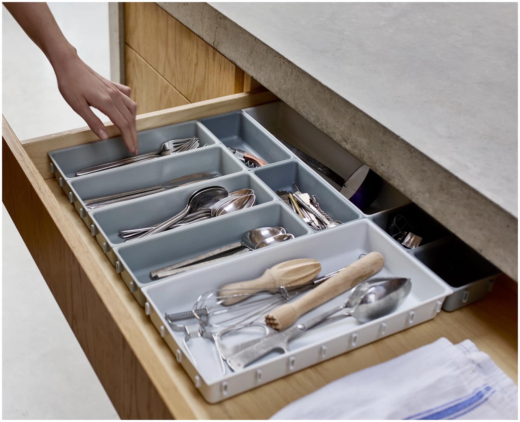 Praktischer 10-teiliger Schubladenorganizer aus umweltfreundlichem, recyceltem Kunststoff von Joseph Joseph für eine übersichtliche Aufbewahrung von Besteck.