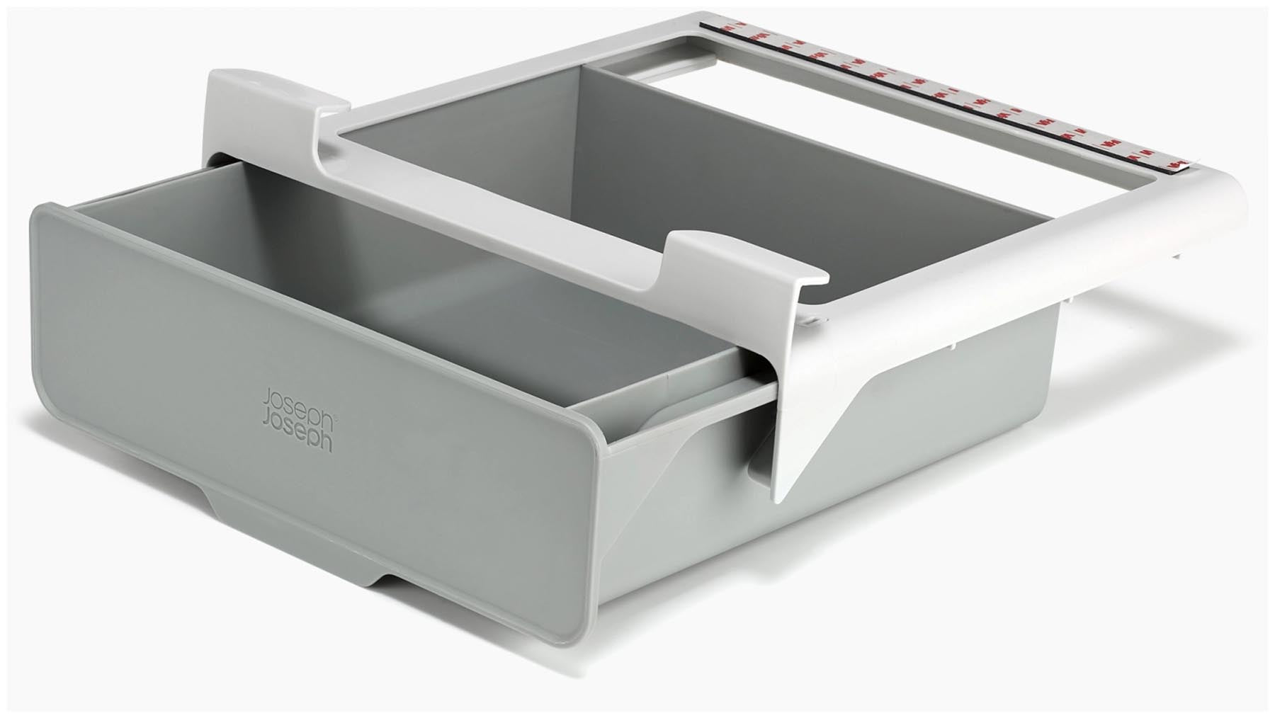 Praktische Unterregal-Schublade aus recyceltem Kunststoff von Joseph Joseph, ideal für die platzsparende Organisation in der Küche.