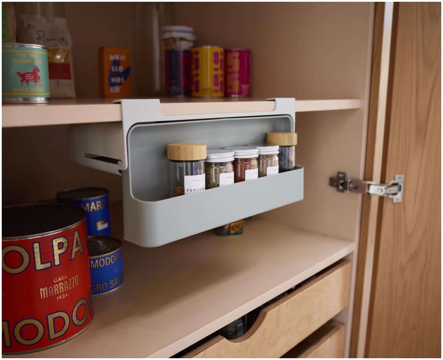 Praktisches Unterregal für Gewürze aus recyceltem Kunststoff in elegantem Grau, ideal zur optimalen Nutzung von Küchenraum.