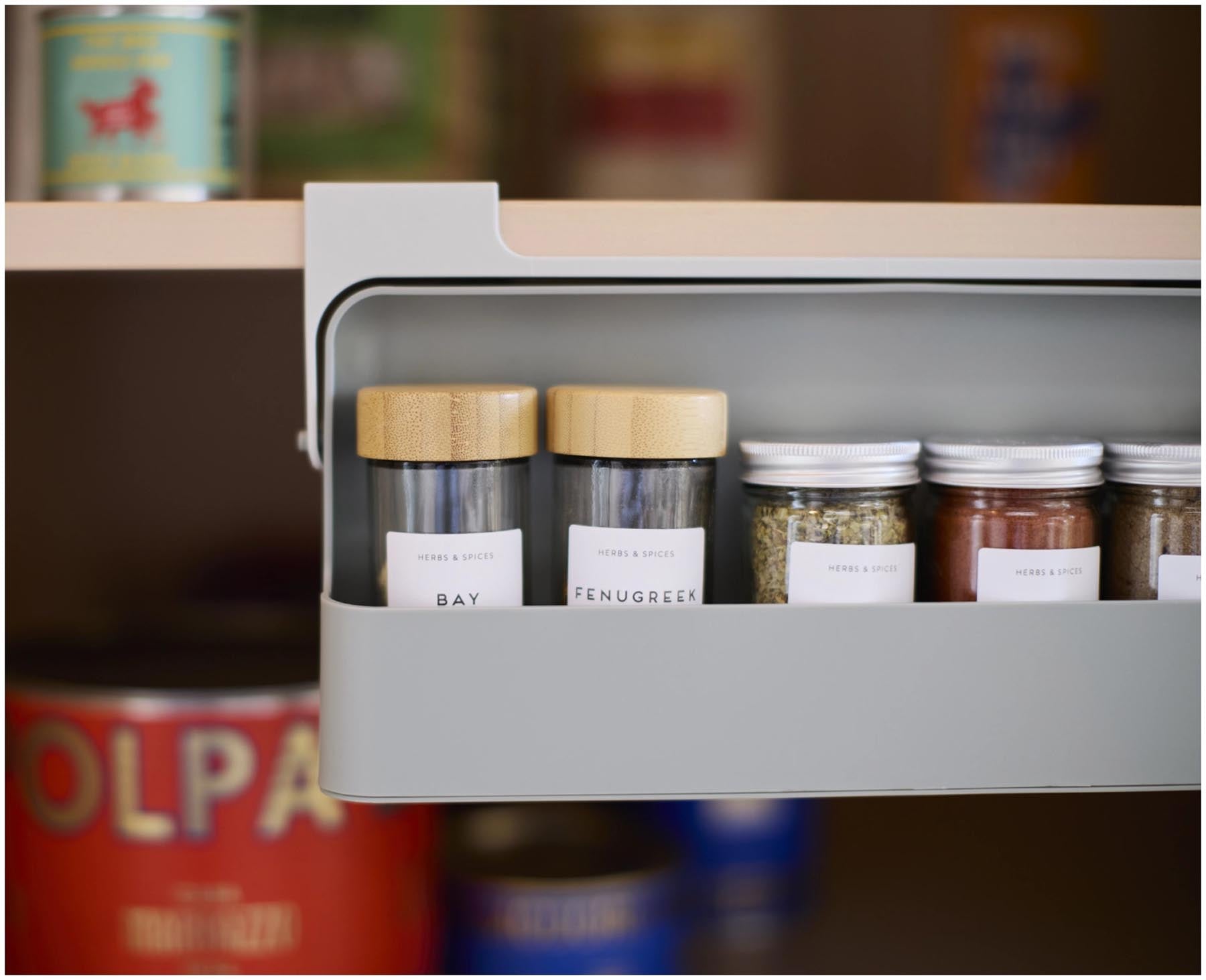 Stylisches Unterregal für Gewürze aus umweltfreundlichem Recyclingkunststoff in modernem Grau, perfekt zur platzsparenden Organisation in der Küche.
