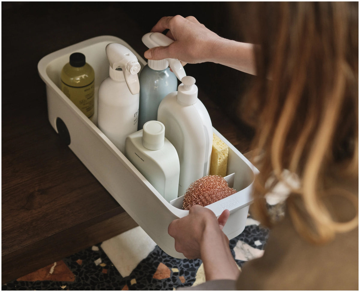 CupboardStore Putzschrank ausziehbar aus recycl. Kunststoff in Grau präsentiert im Onlineshop von KAQTU Design AG. Küchenhelfer ist von Joseph Joseph
