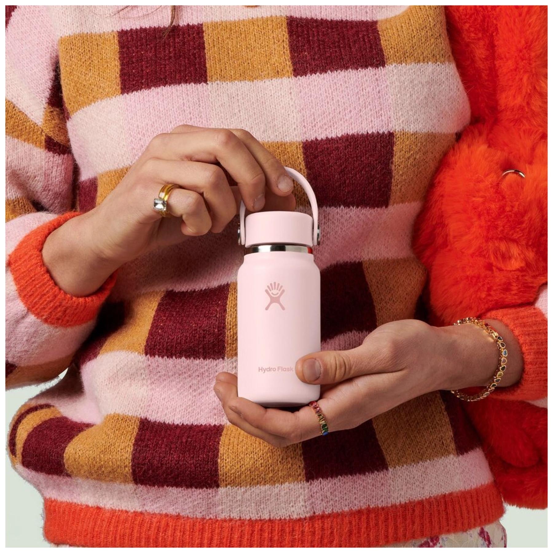 Stylische Trinkflasche Micro Hydro 200ml in leuchtendem Trillium-Rot von Hydro Flask, ideal für unterwegs und umweltfreundlich.