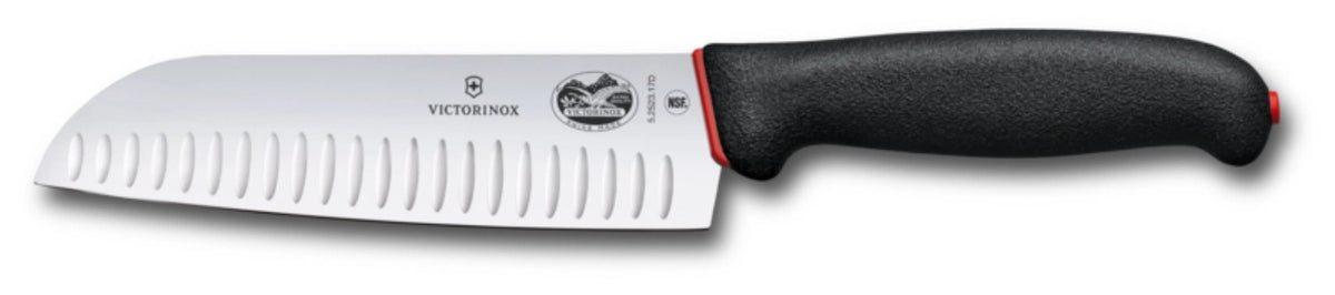 Foto des Victorinox Dual Grip Santokumesser 17cm schwarz mit breiter Klinge, Kullenschliff und schwarzem Zwei-Komponenten-Griff.