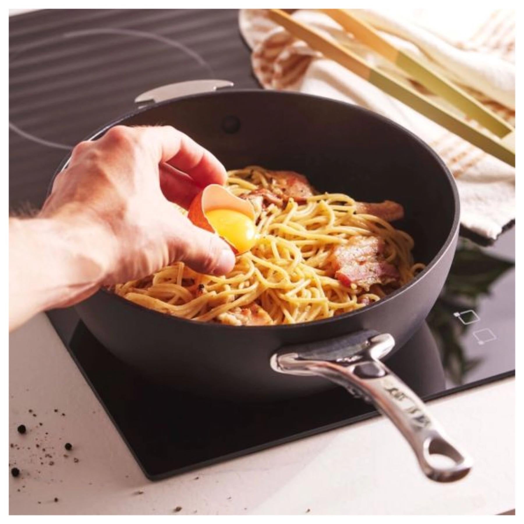 Elegante Ceranoa Loqy Sauteuse in Schwarz, 28 cm, aus hochwertiger Keramik von de Buyer – ideal zum Braten und Schmoren.