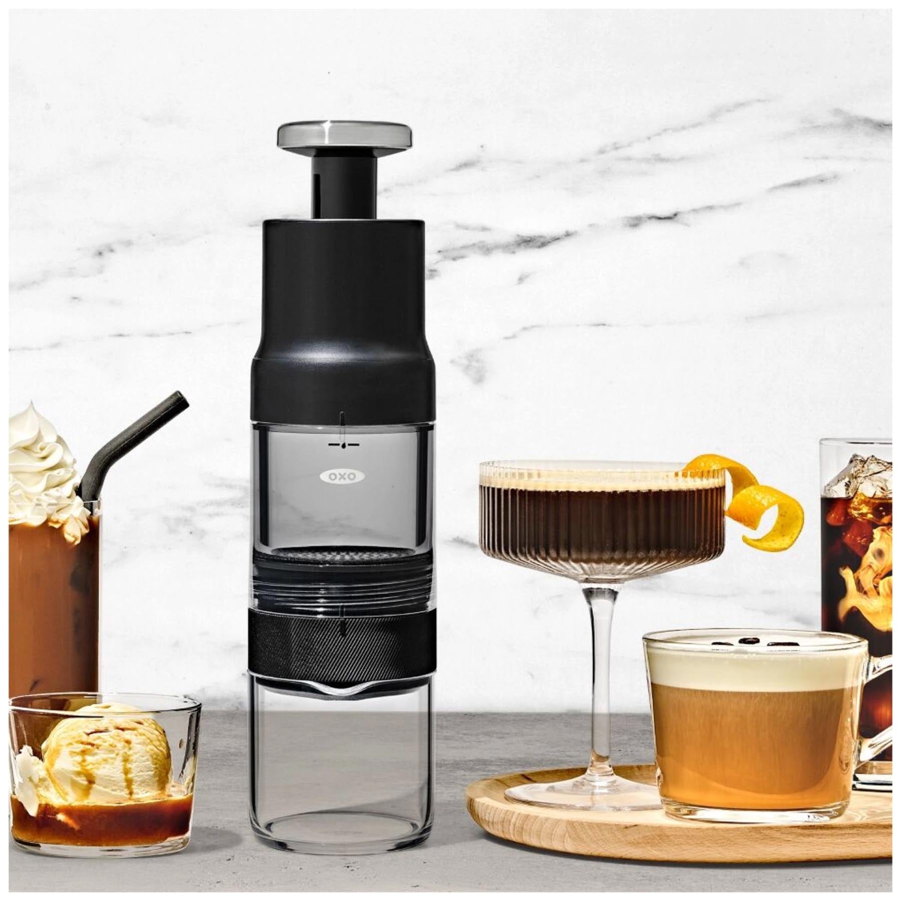 Eleganter OXO GG Brew Kaffeezubereiter in Schwarz, ideal für die rasche Zubereitung von köstlichem Kaffee in nur 2-5 Minuten.