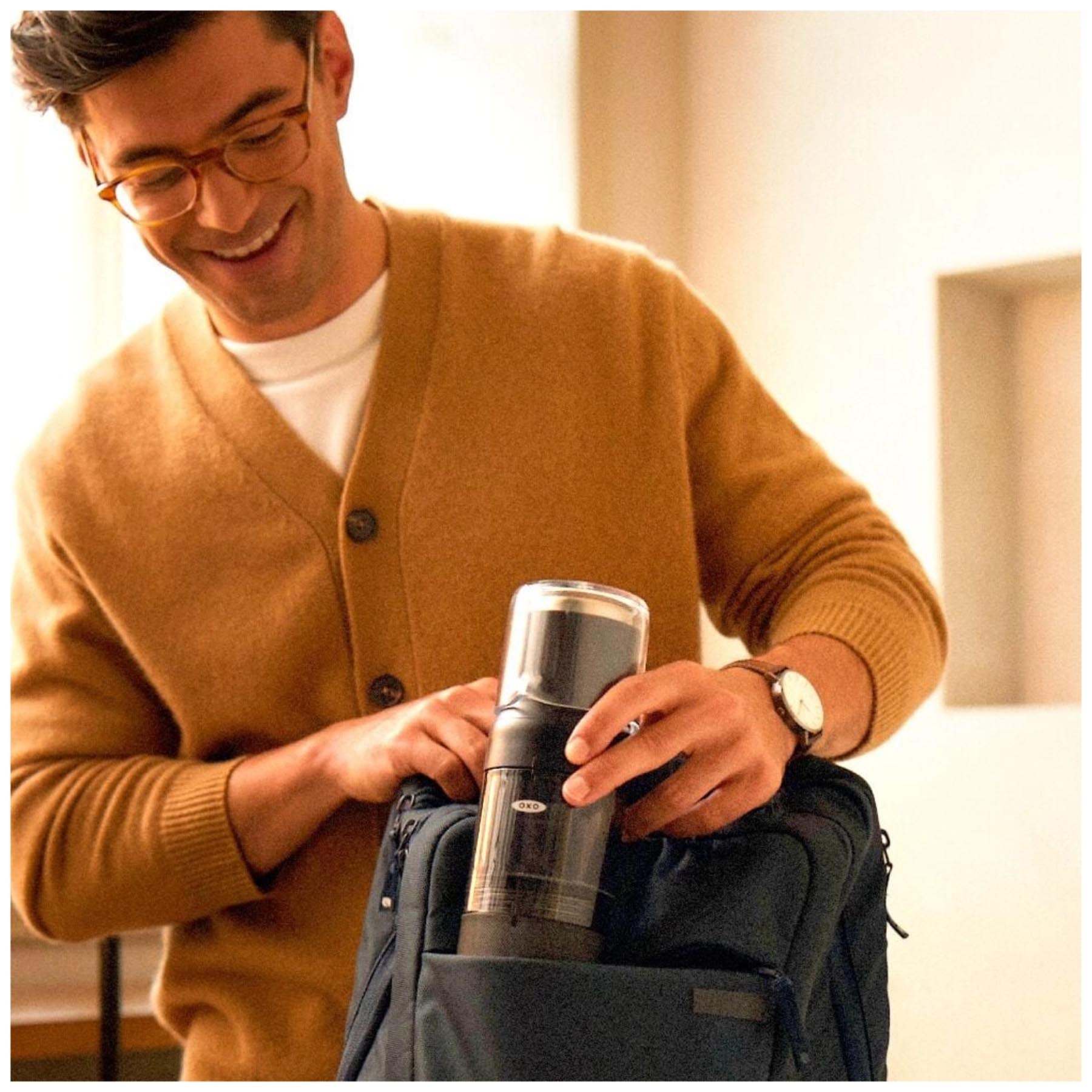 Eleganter OXO GG Brew Kaffeezubereiter in zeitgemäßem Design, ideal für die rasche Zubereitung von köstlichem Kaffee in 2-5 Minuten.