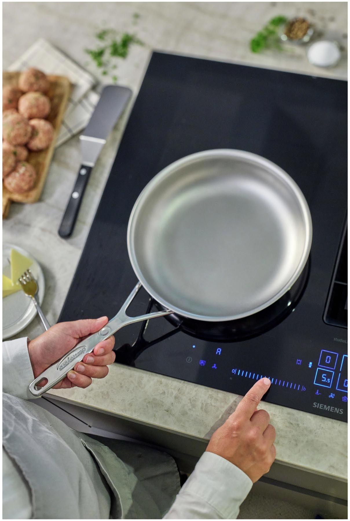 Hochwertige 20 cm Bratpfanne der Silverline 7 von Demeyere, ausgestattet mit einer fortschrittlichen NanoTouch-Oberfläche für perfekte Bratergebnisse.