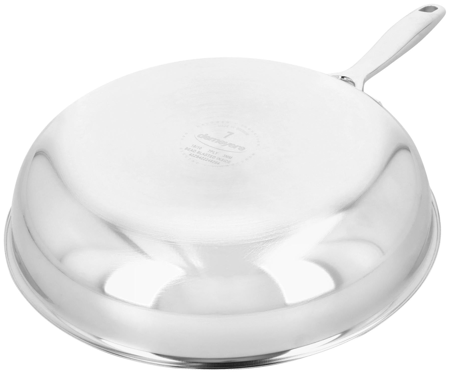 Hochwertige 24 cm Bratpfanne der Silverline 7 von Demeyere, ausgestattet mit einer fortschrittlichen NanoTouch-Oberfläche für müheloses Braten.