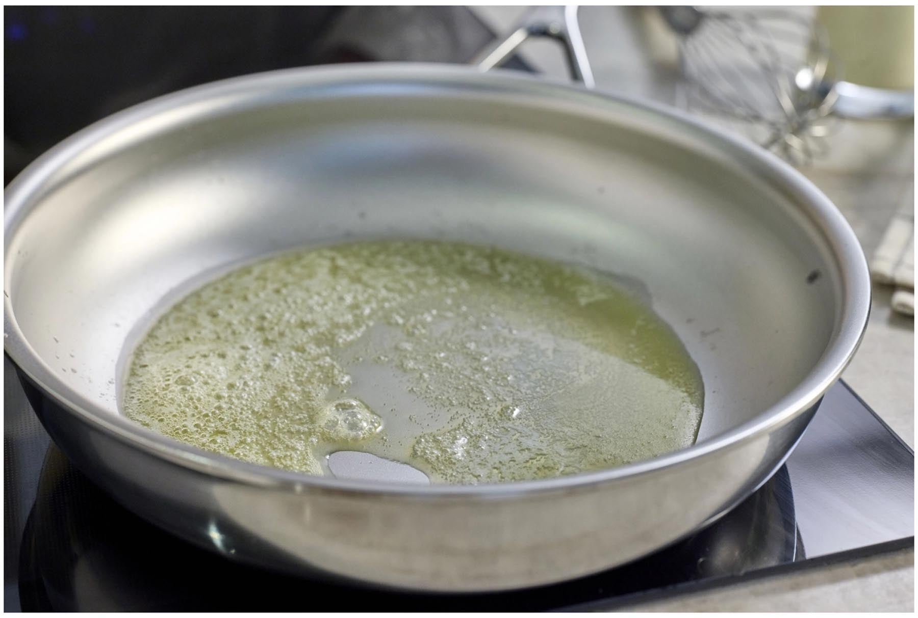 Hochwertige 24 cm Bratpfanne der Silverline 7 von Demeyere, ausgestattet mit fortschrittlicher NanoTouch-Oberfläche für perfekte Ergebnisse.