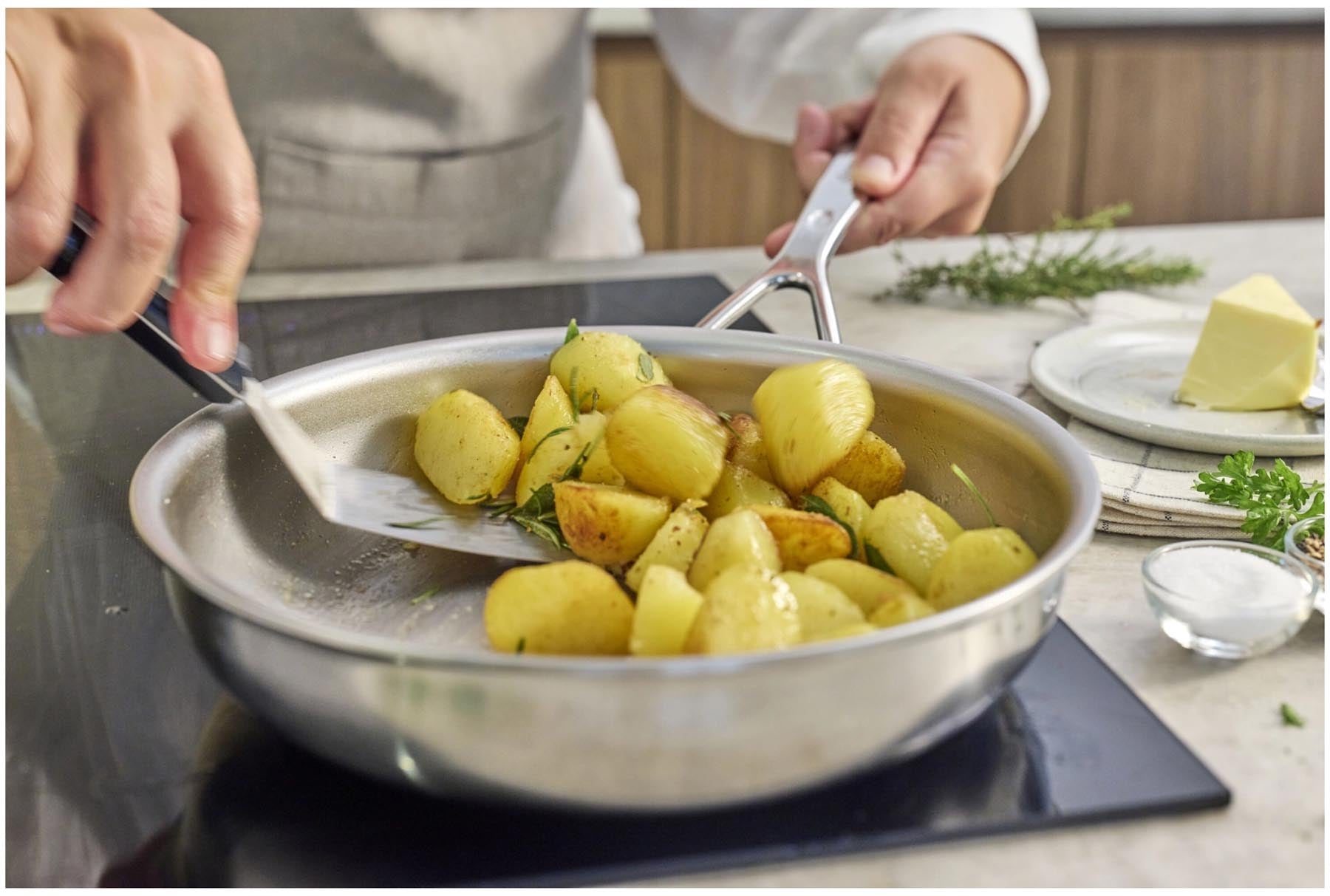 Elegante 24 cm Bratpfanne der Silverline 7 von Demeyere, ideal für gesundes Braten mit innovativer NanoTouch-Beschichtung.
