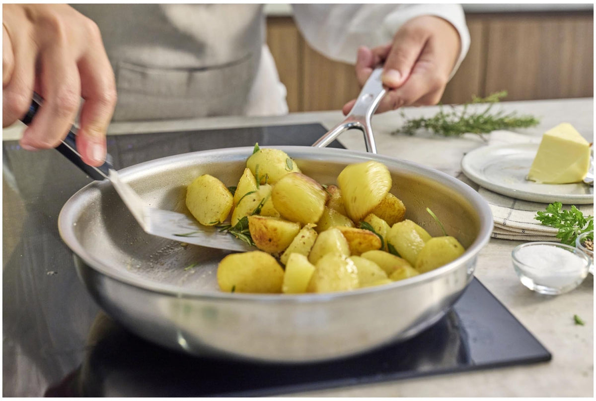 Silverline 7 Bratpfanne NanoTouch 24cm in Silber präsentiert im Onlineshop von KAQTU Design AG. Bratpfanne ist von Demeyere
