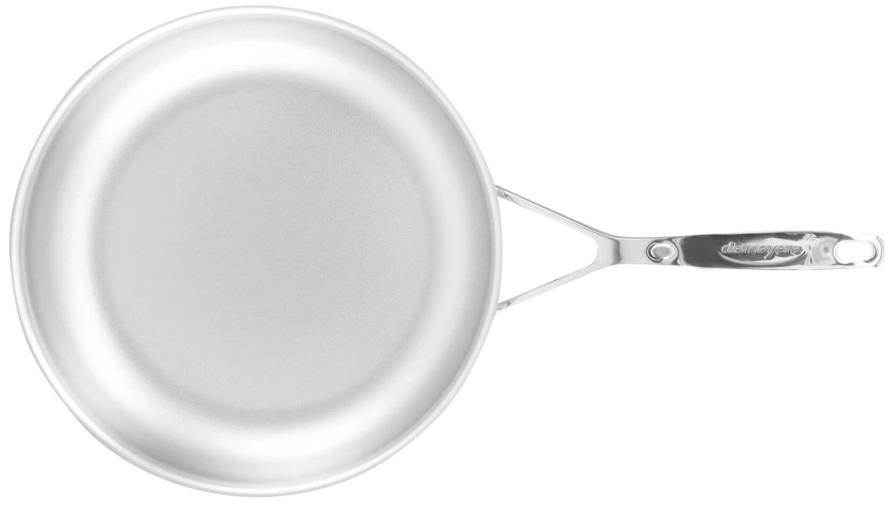 Elegante 28 cm Bratpfanne aus der Silverline 7 von Demeyere, ideal für fettfreies Braten und einfache Reinigung dank innovativer NanoTouch-Technologie.