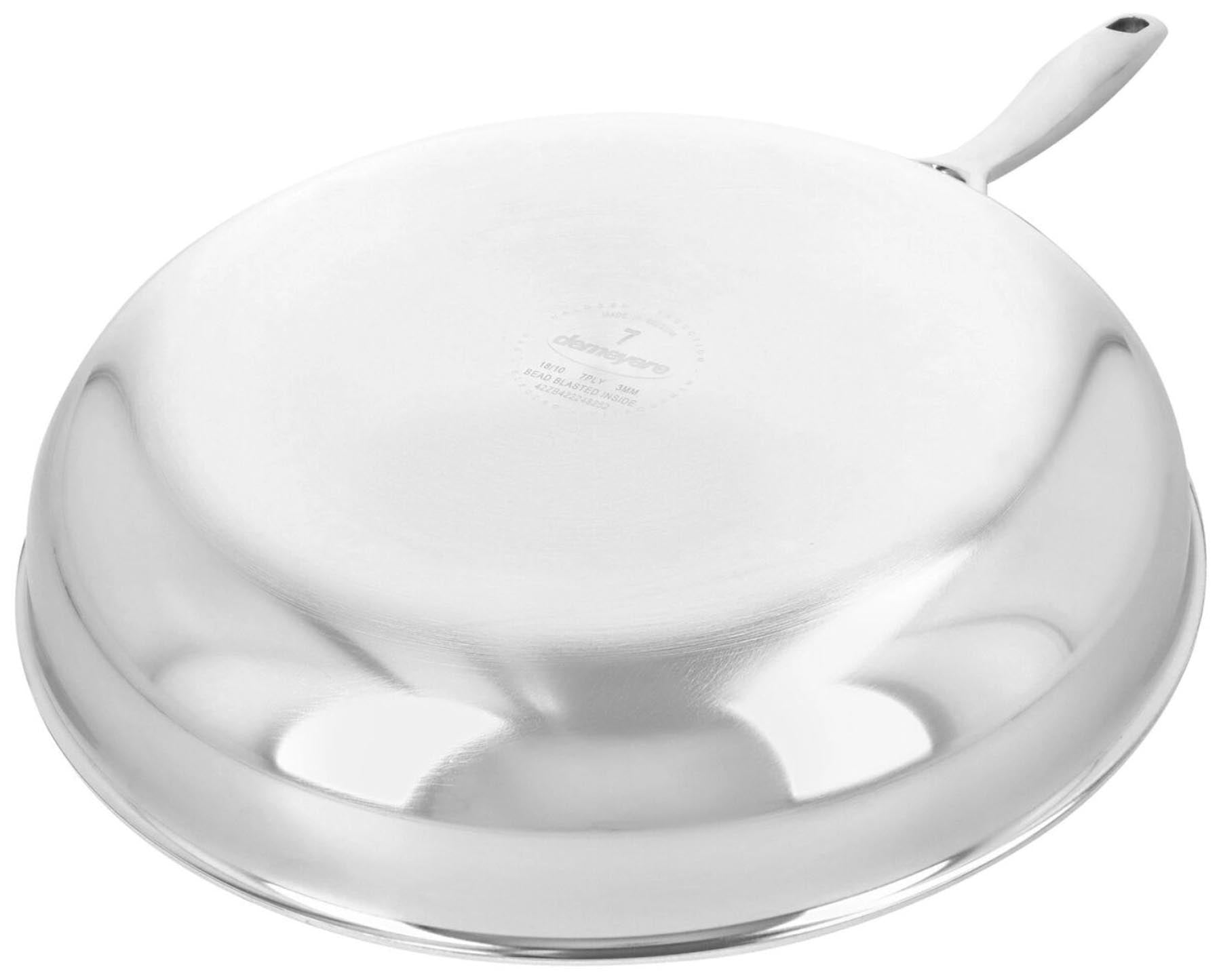 Hochwertige 28 cm Bratpfanne der Silverline 7 von Demeyere, perfekt für gesundes Braten und mühelose Pflege durch fortschrittliche NanoTouch-Oberfläche.