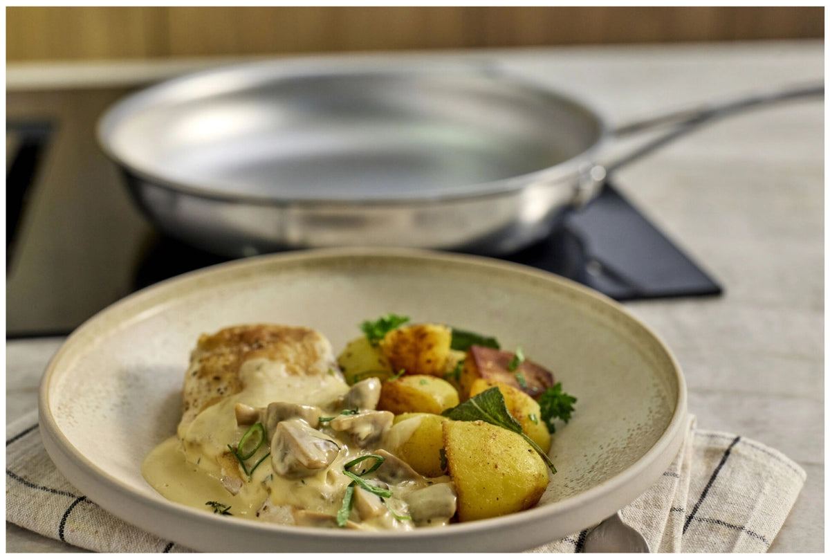 Silverline 7 Bratpfanne NanoTouch 28cm in Silber präsentiert im Onlineshop von KAQTU Design AG. Bratpfanne ist von Demeyere