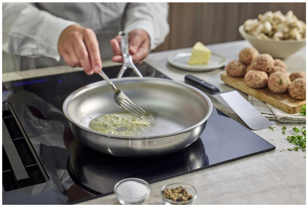 Silverline 7 Bratpfanne NanoTouch 28cm in Silber präsentiert im Onlineshop von KAQTU Design AG. Bratpfanne ist von Demeyere