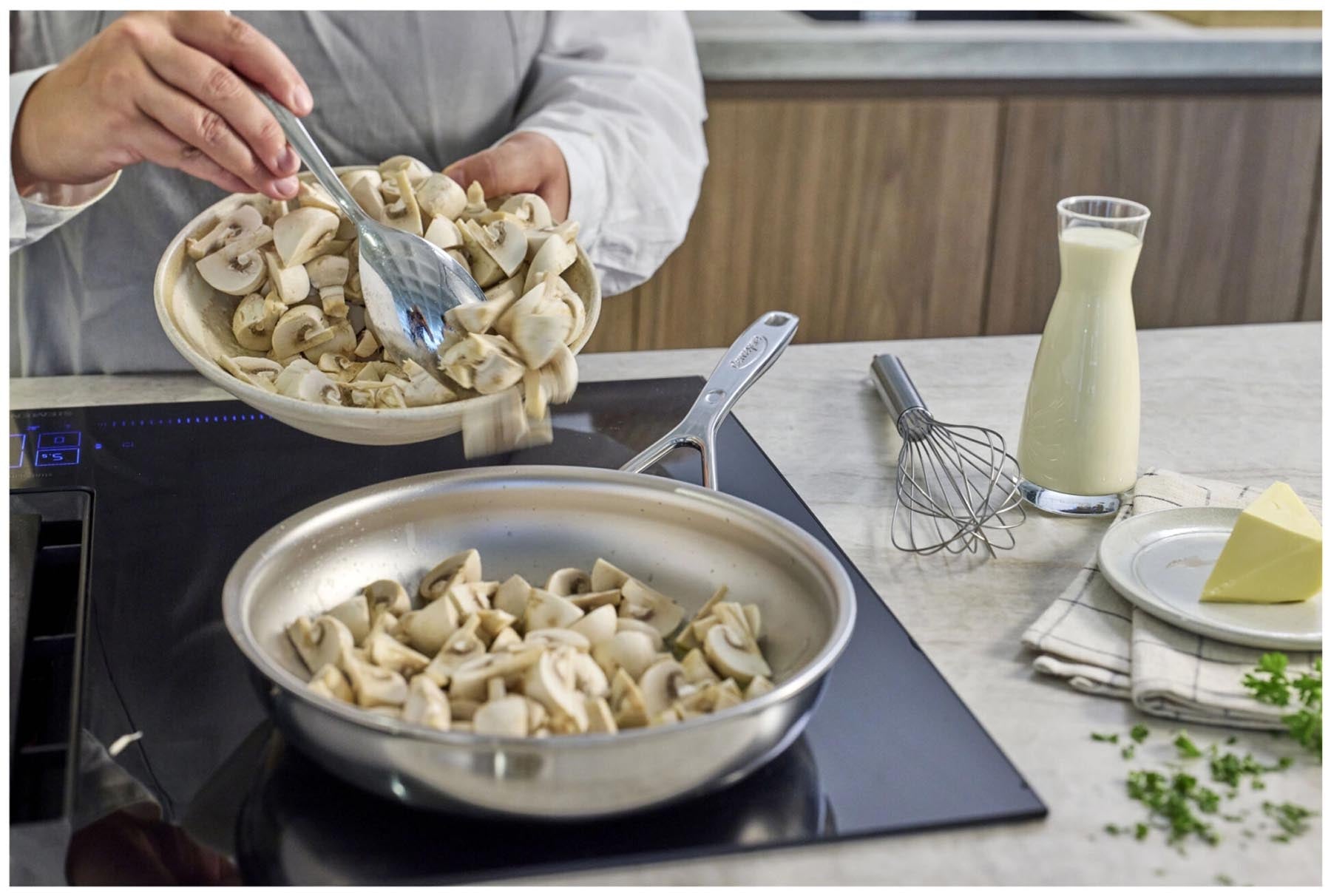 Elegante 28 cm Bratpfanne aus der Silverline 7 von Demeyere, ideal für gleichmäßiges Braten und einfache Reinigung dank innovativer NanoTouch-Beschichtung.