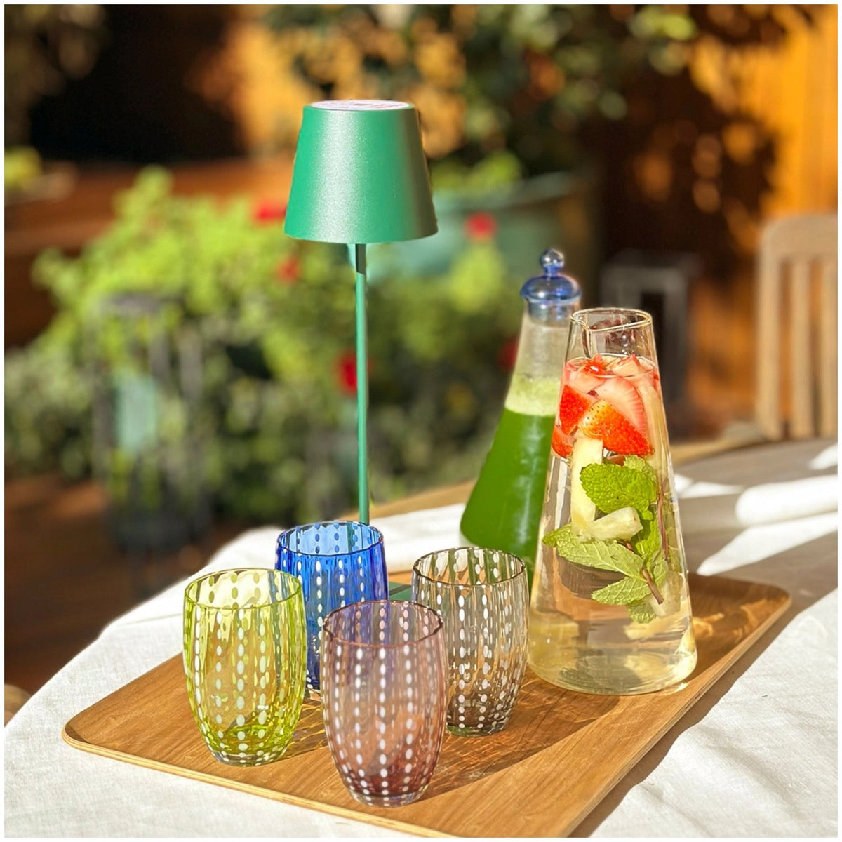 Violetter mundgeblasener Glasbecher von Zafferano mit Spiralmuster, Fassungsvermögen 32cl, Höhe 10.9cm, Durchmesser 7.1cm.