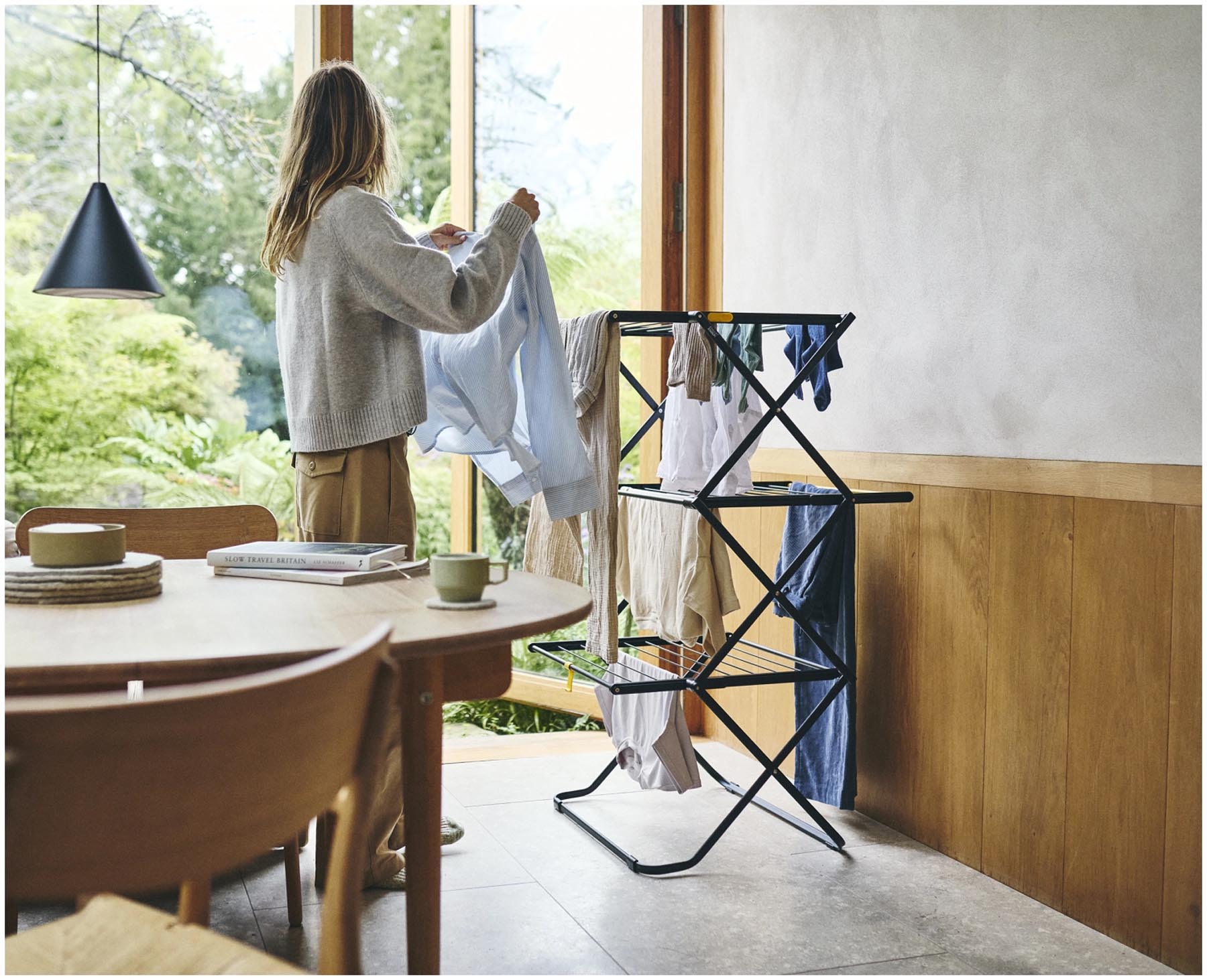 Praktischer 3-stufiger Wäscheständer AirFrame Max von Joseph Joseph, perfekt für platzsparendes Trocknen und vielseitige Nutzung in der Wohnung.