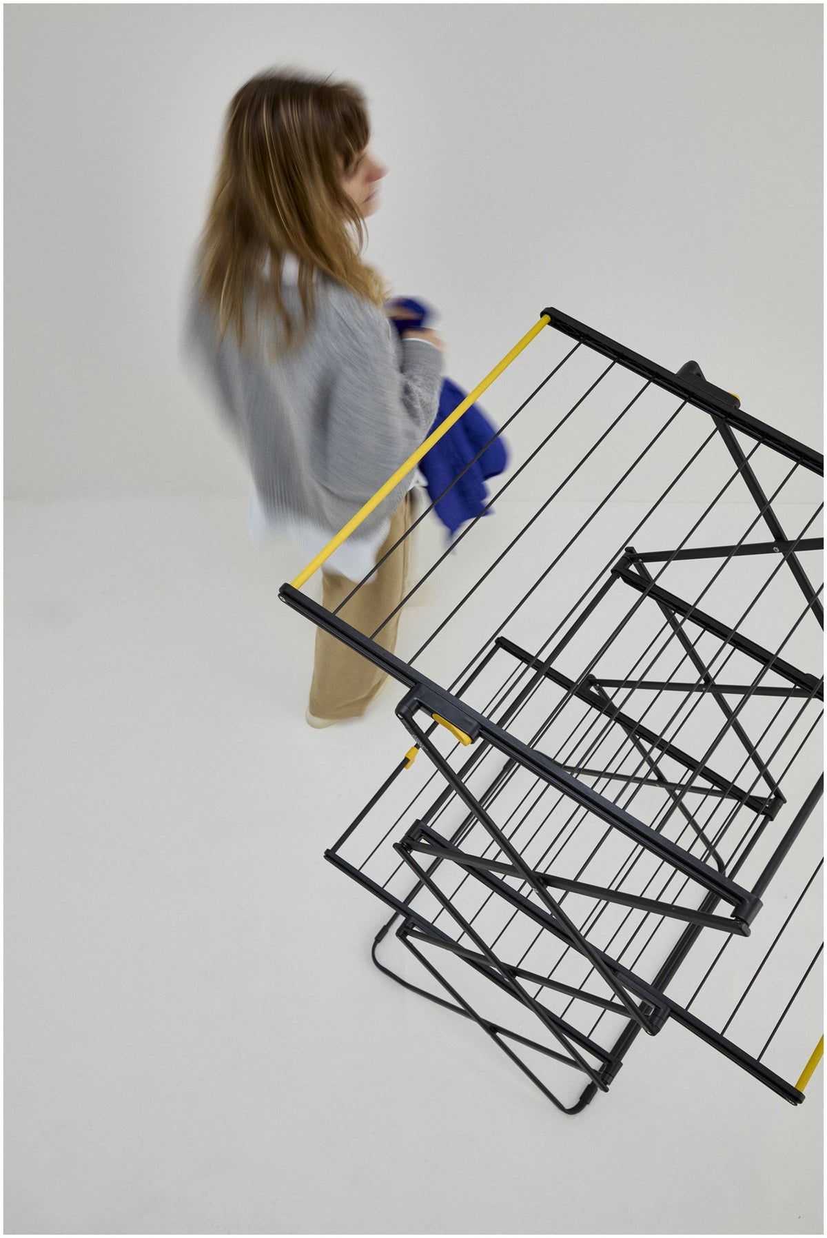 AirFrame  3-stufiger Wäscheständer in Schwarz präsentiert im Onlineshop von KAQTU Design AG. Wäscheständer ist von Joseph Joseph