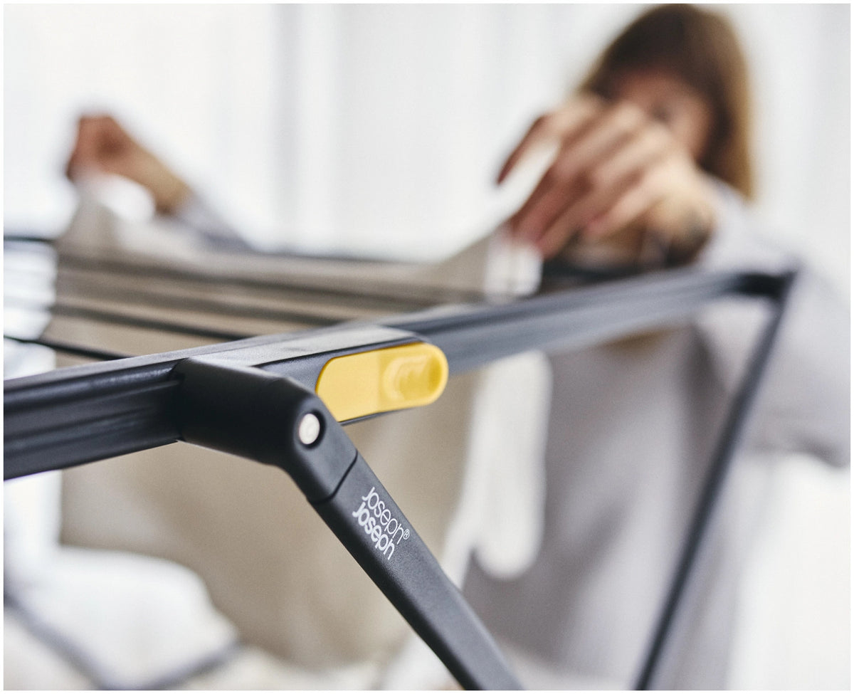AirFrame  3-stufiger Wäscheständer in Schwarz präsentiert im Onlineshop von KAQTU Design AG. Wäscheständer ist von Joseph Joseph
