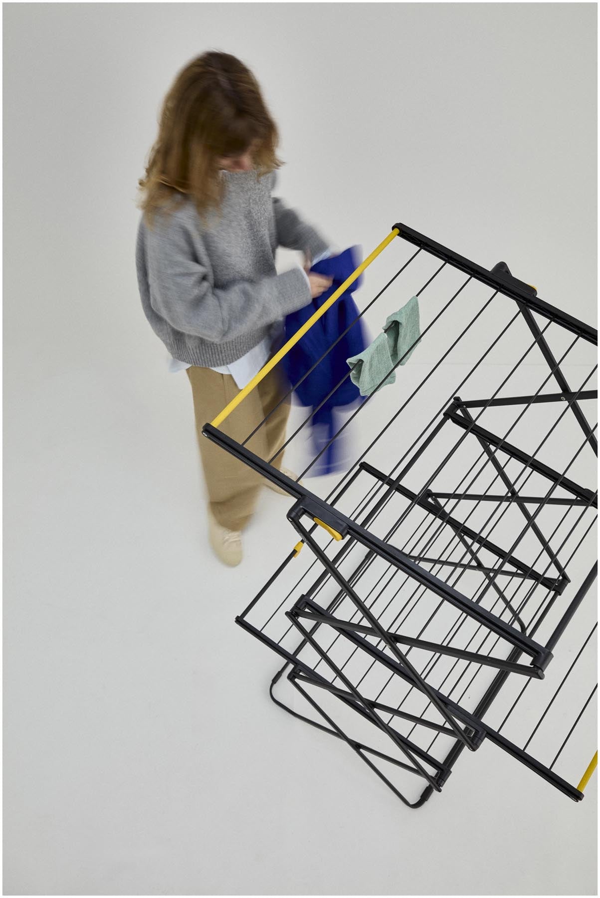 Eleganter 3-stufiger Wäscheständer AirFrame von Joseph Joseph, ideal für platzsparendes Trocknen und vielseitige Nutzung in jedem Raum.