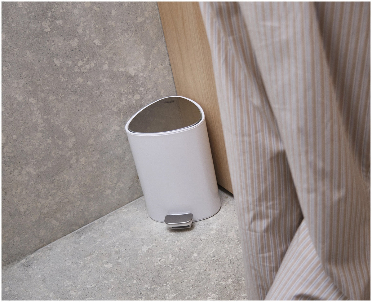 EasyStore 5L Badezimmereimer Weiss in Weiss präsentiert im Onlineshop von KAQTU Design AG. Treteimer ist von Joseph Joseph