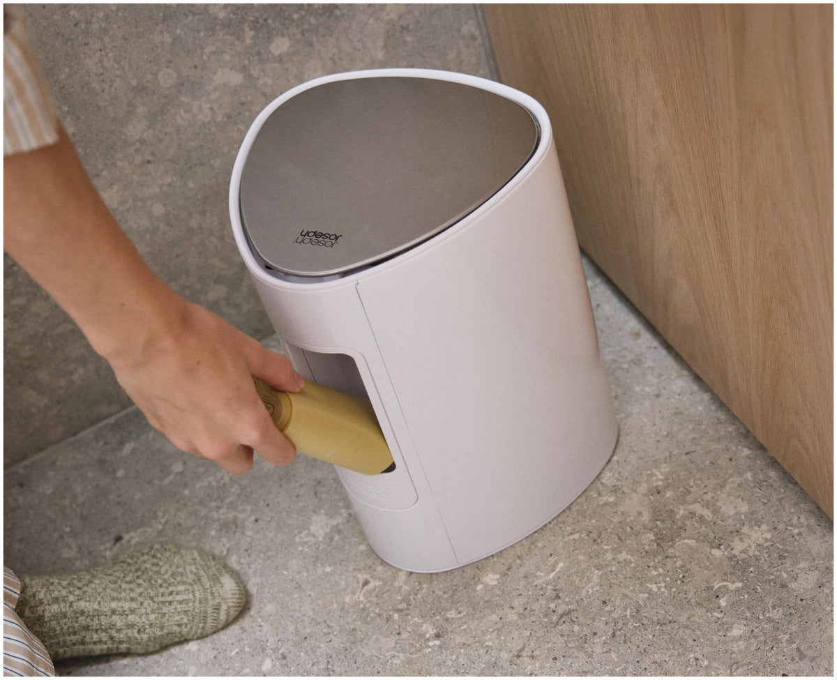 EasyStore 5L Badezimmereimer Weiss in Weiss präsentiert im Onlineshop von KAQTU Design AG. Treteimer ist von Joseph Joseph