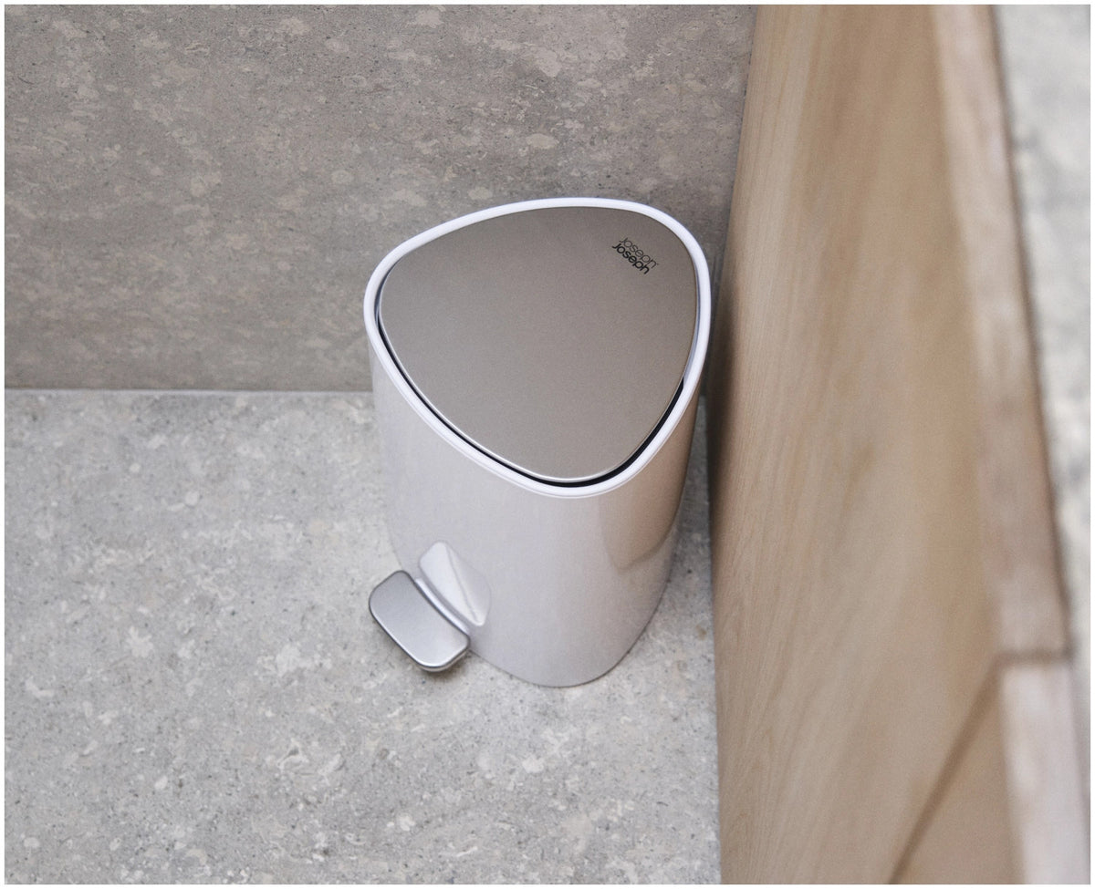 EasyStore 5L Badezimmereimer Weiss in Weiss präsentiert im Onlineshop von KAQTU Design AG. Treteimer ist von Joseph Joseph
