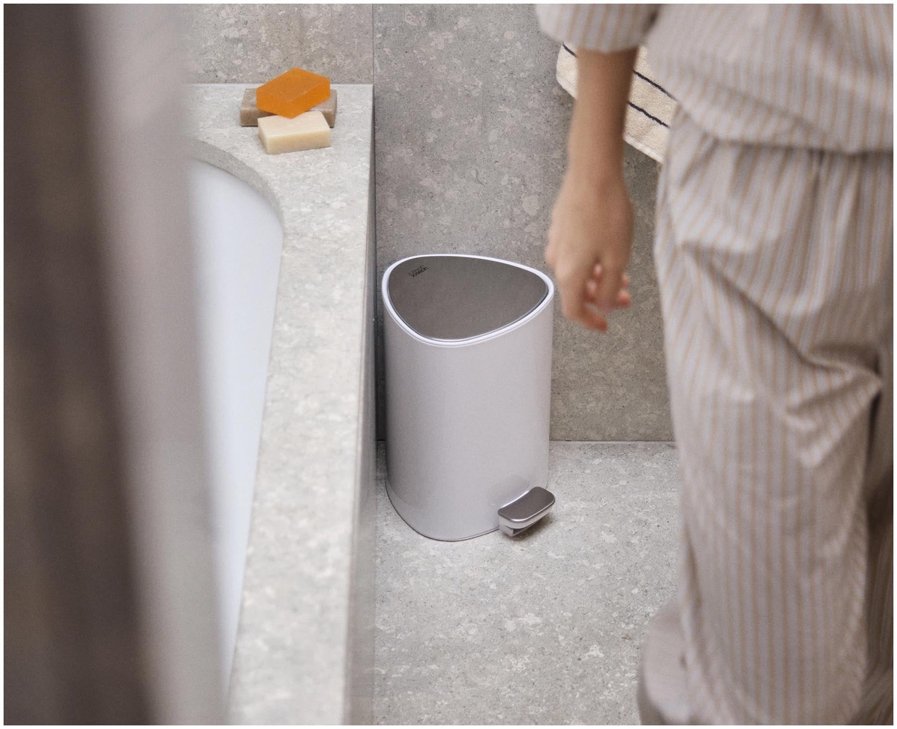 Eleganter 5L Treteimer in Weiß von Joseph Joseph, ideal für das Badezimmer. Praktisch und hygienisch, mit einem modernen Look für jedes Zuhause.