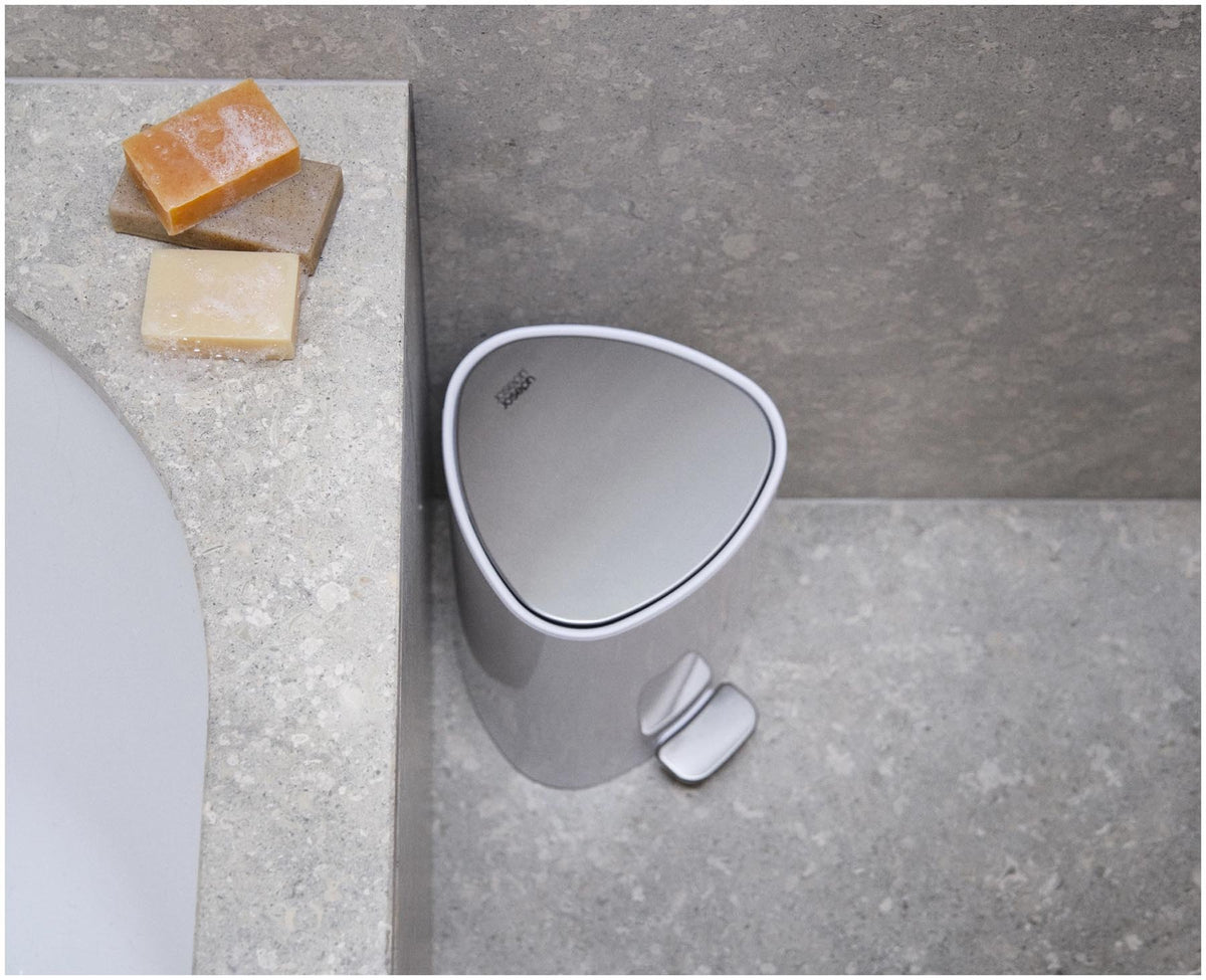 EasyStore 5L Badezimmereimer Weiss in Weiss präsentiert im Onlineshop von KAQTU Design AG. Treteimer ist von Joseph Joseph