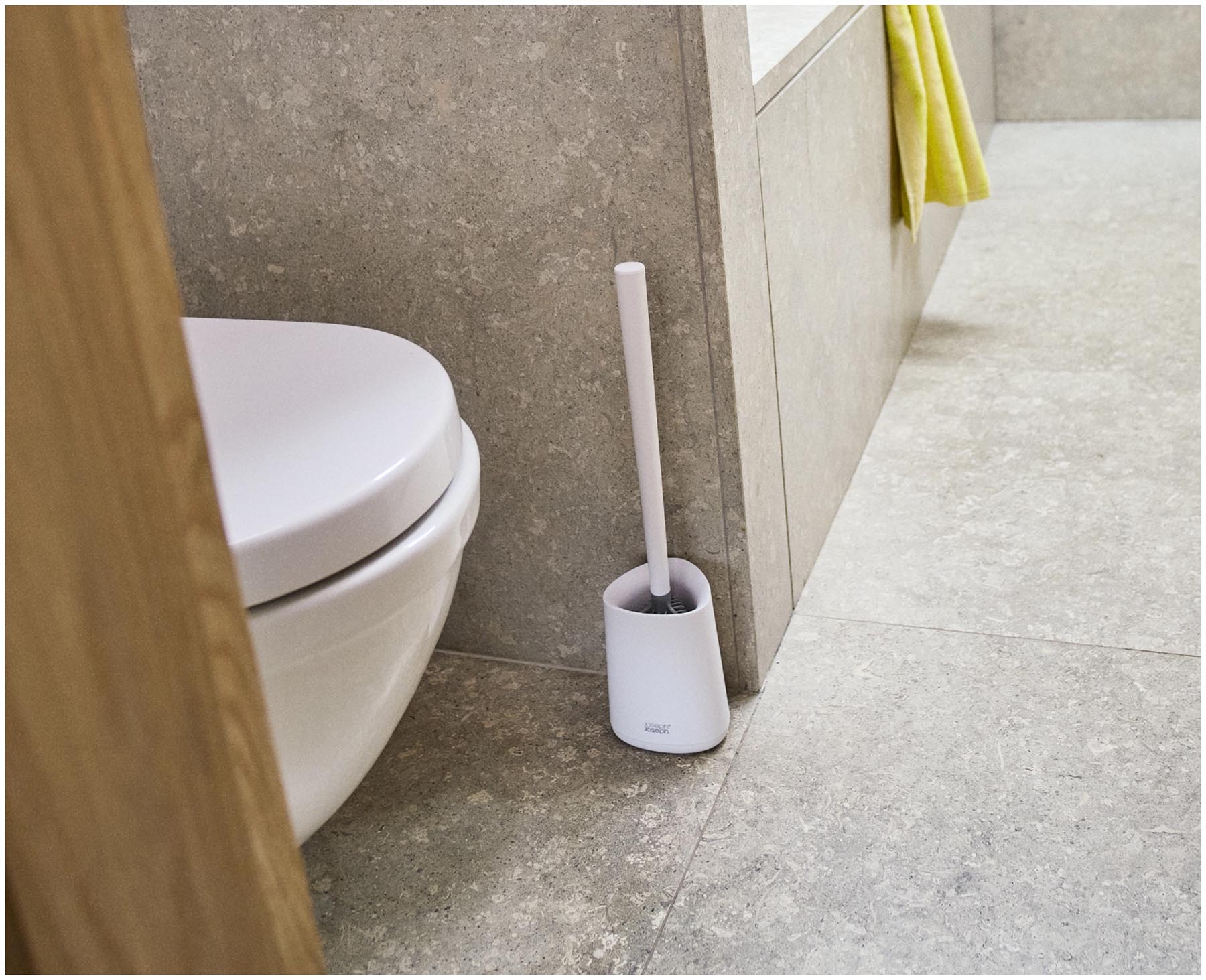 Moderne weiße Toilettenbürste Flex 360 Lite von Joseph Joseph, designed für effektive Reinigung und stilvolle Badezimmergestaltung.