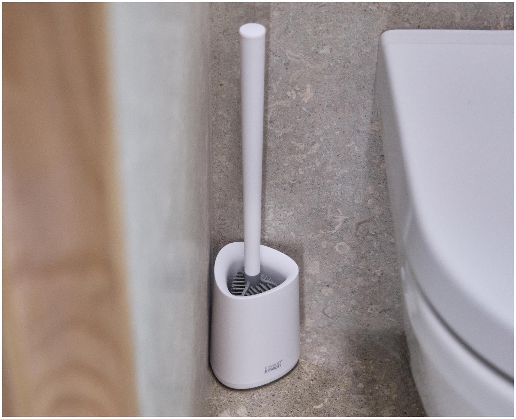 Elegante weiße Toilettenbürste Flex 360 Lite von Joseph Joseph, ideal für gründliche Hygiene und ansprechendes Badezimmerdesign.