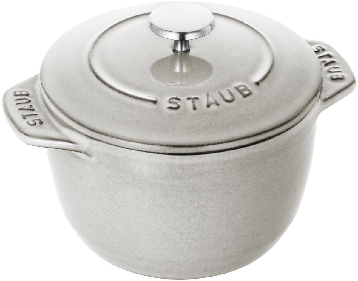 Weisse Gusseisen-Cocotte von Staub mit Deckel, kompakte runde Form, Grösse 12 cm, glatte Oberfläche in Trüffel-Optik.