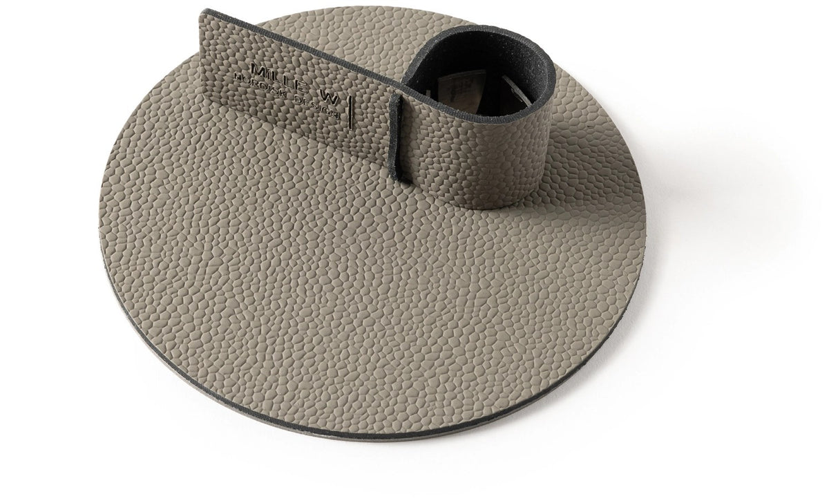 Grauer Teelichthalter aus der Serie Alchemy Churchill von MiLLE W NORDISK DESIGN, quadratische Form, Grösse 14x14x4 cm.