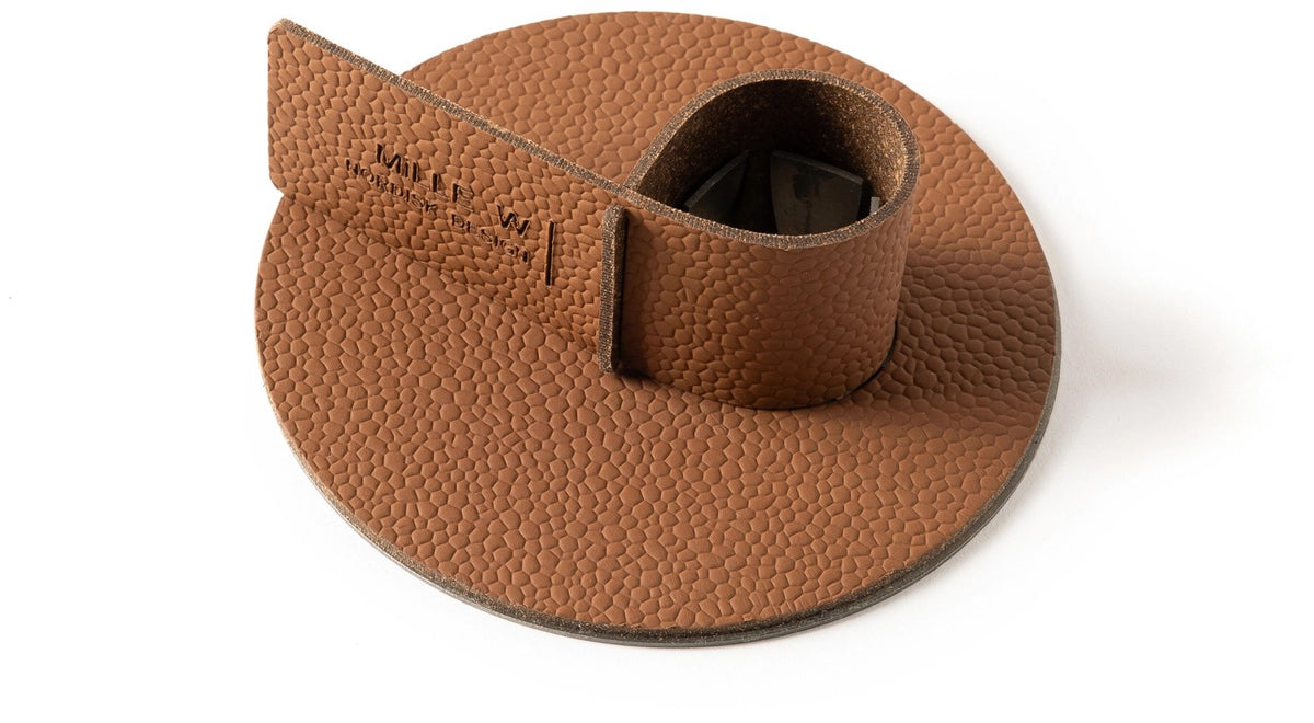 Brauner Teelichthalter small cognac von MiLLE W NORDISK DESIGN in quadratischer Form mit den Massen 10 x 10 x 4 cm für ein Teelicht.